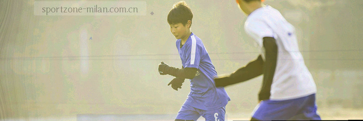 米兰体育客服服务台抽象视觉，夜间球场灯光与数据流风格